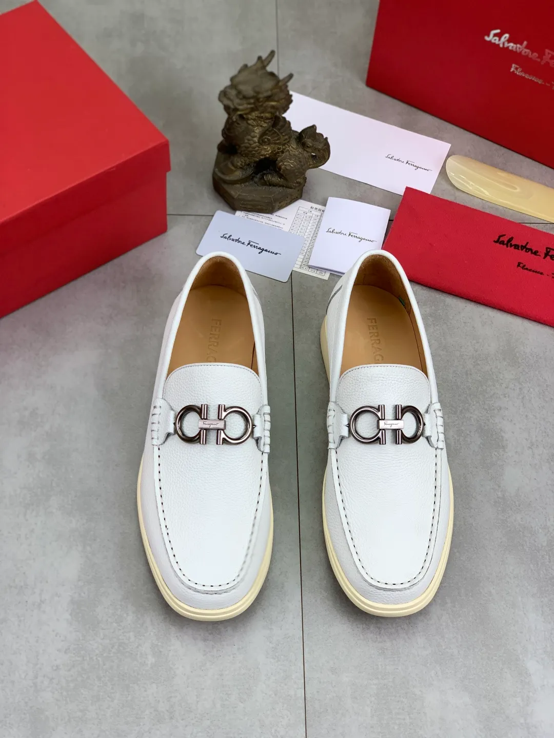 Men's Men's Shoes 💰P580 💰[New Style] Water-dyed Niuli 🆘[Salvatore Ferragamo] Ferragamo's latest casual business leather shoes for men! Listed simultaneously! The fabric is made of specially imported original pebbled calfskin, and the lining is made of imported water-dyed cowhide. It is absolutely luxurious and leads the fashion trend. Matching code: 38-44 (45 and 46 can be customized) Black, brown and burgundy colors available